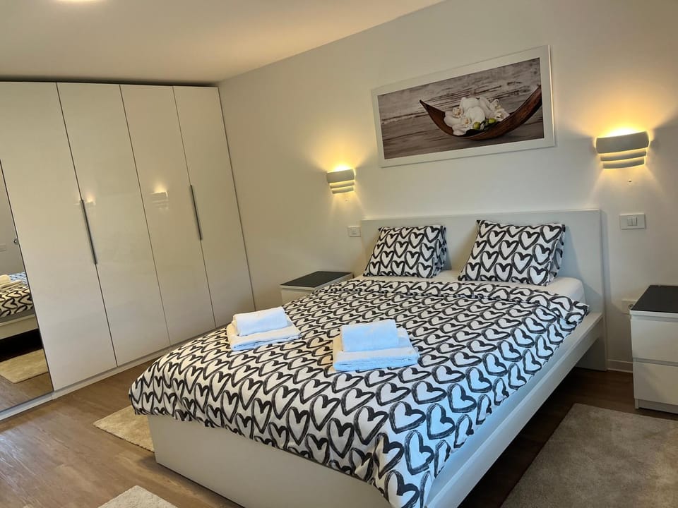 Bed, Bedroom, towels, wardrobe
