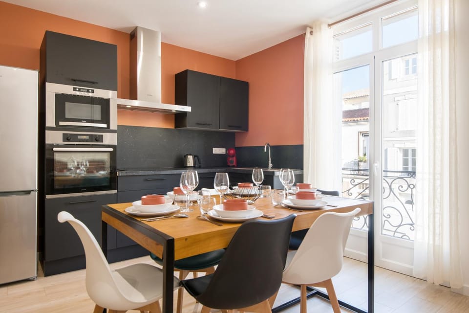 Kitchen or kitchenette, Living room, Dining area, Food, minibar, pet friendly, toaster