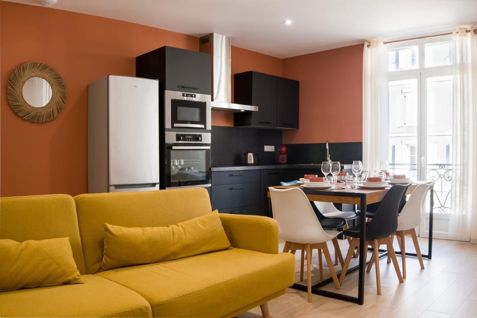 Kitchen or kitchenette, Living room, Dining area, minibar, stove