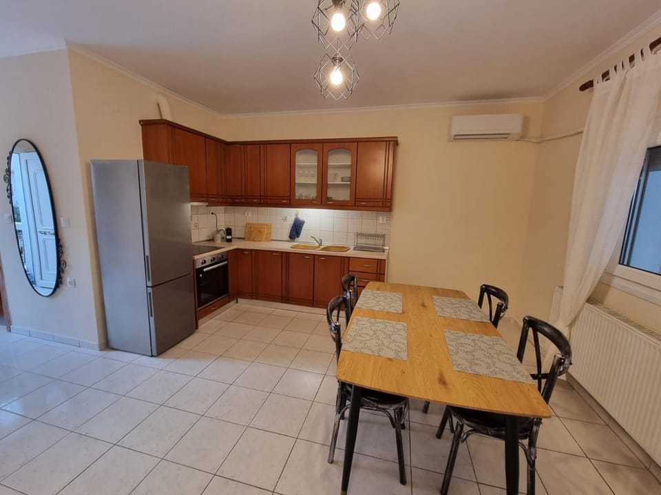 Kitchen or kitchenette, Dining area, pet friendly, air conditioner