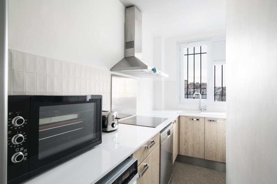 Kitchen or kitchenette, minibar, stove