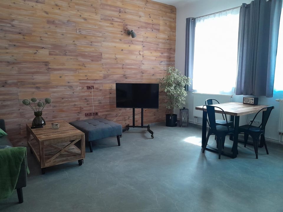 Communal lounge/ TV room, TV and multimedia, Living room, Seating area, Dining area