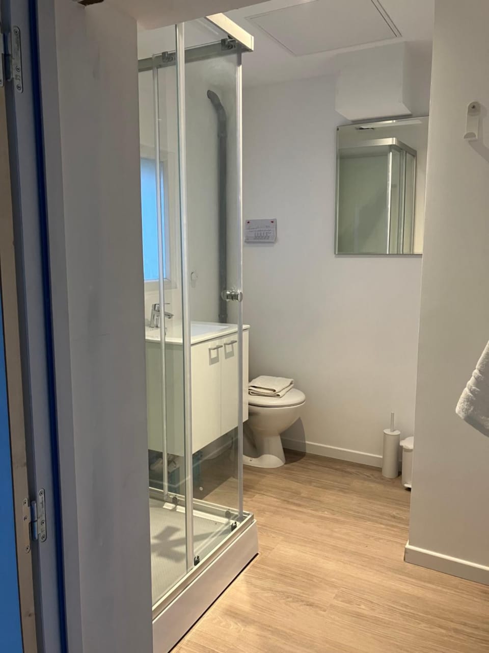 Shower, Toilet, Property building, Bathroom