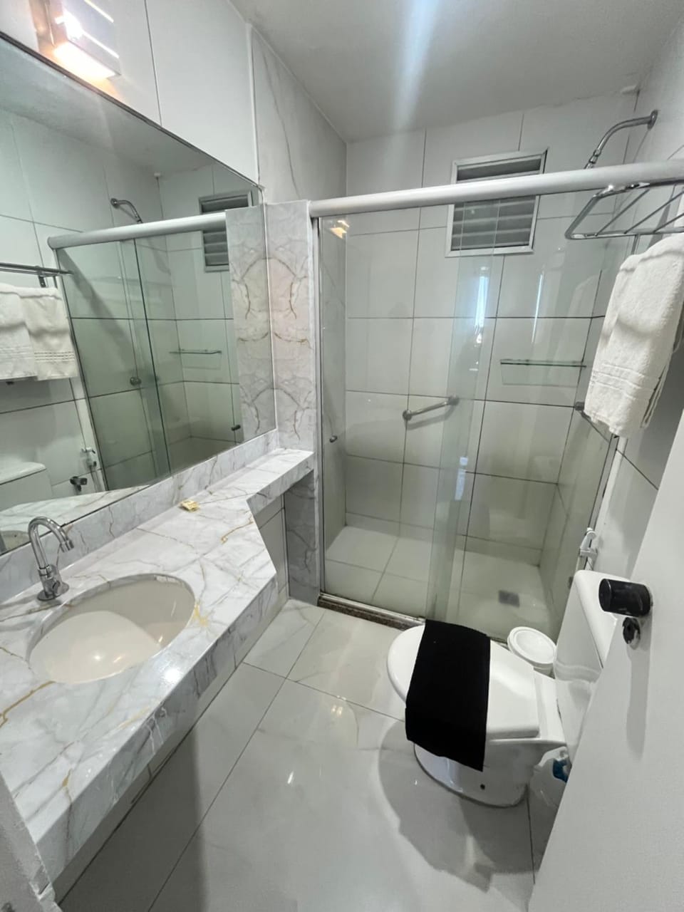 Shower, Toilet, Bathroom, towels