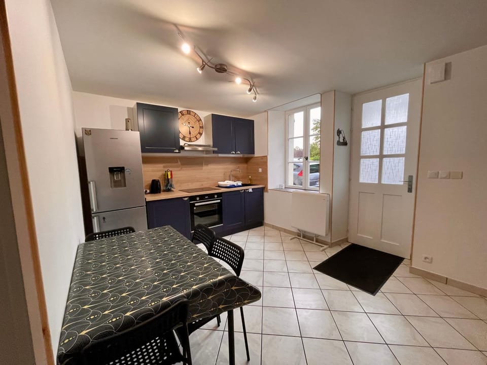 Kitchen or kitchenette, Dining area, stove