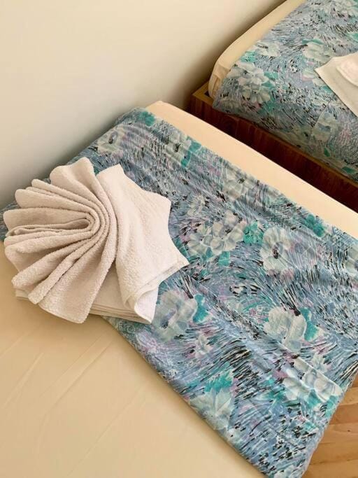 Bed, Bedroom, towels