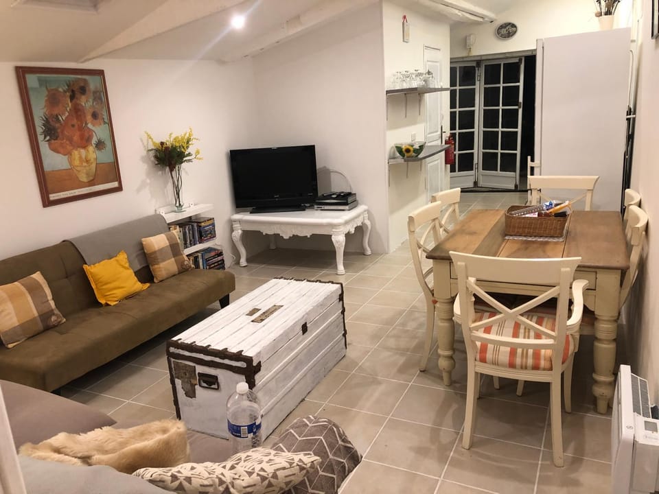 TV and multimedia, Kitchen or kitchenette, Living room, Seating area, Dining area, Evening entertainment, Breakfast