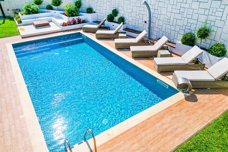 Day, Garden, Seating area, Garden view, Pool view, Swimming pool