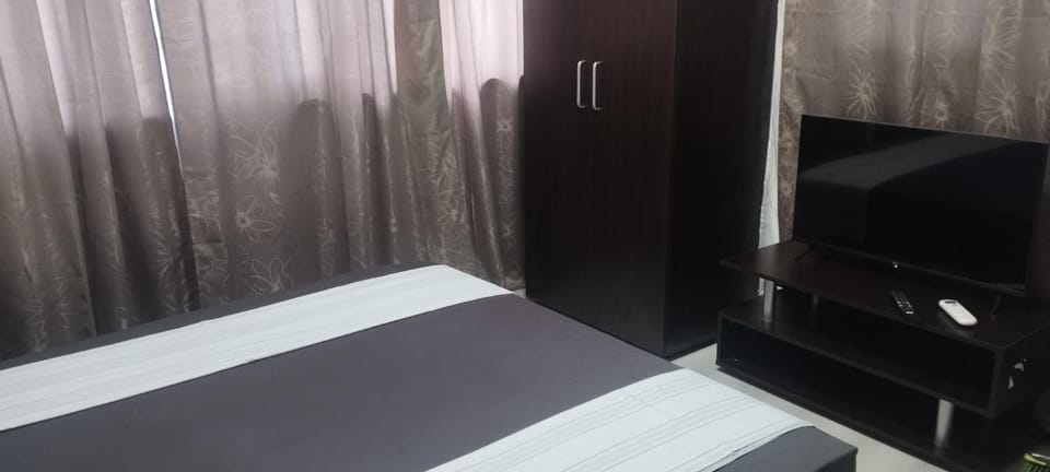 Bed, TV and multimedia, Photo of the whole room, Bedroom