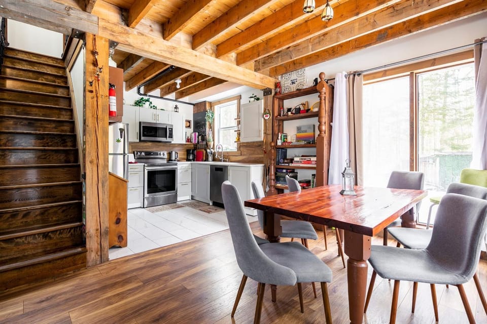 Kitchen or kitchenette, Dining area, oven, stove