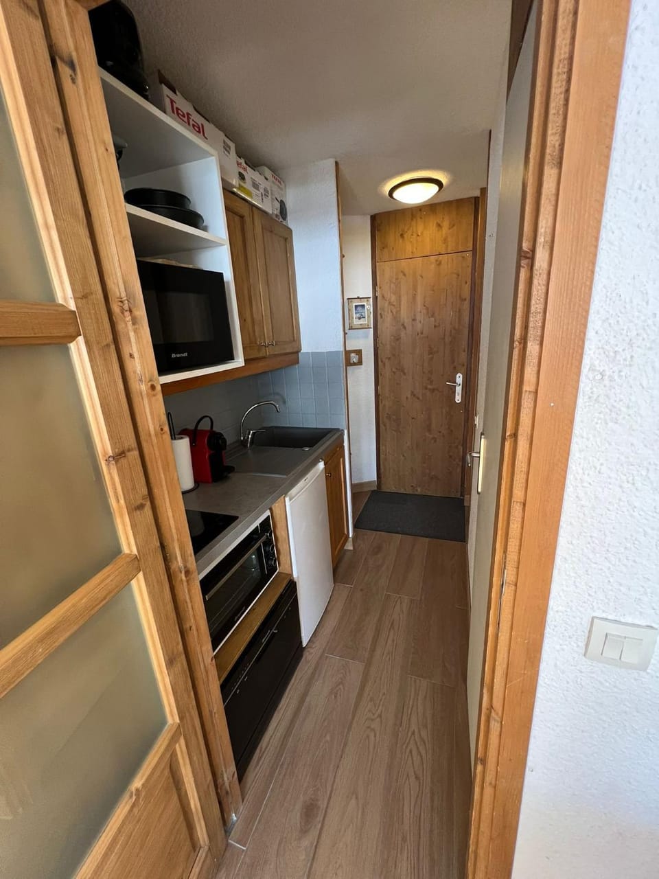 Kitchen or kitchenette, dishwasher, oven, stove