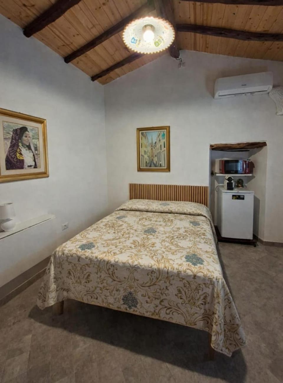 Bed, Photo of the whole room, Bedroom, oven, air conditioner