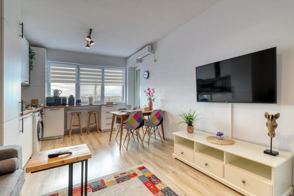 Communal lounge/ TV room, TV and multimedia, Kitchen or kitchenette, Living room, Seating area, Dining area, air conditioner