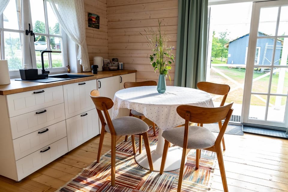 Kitchen or kitchenette, Dining area, stove