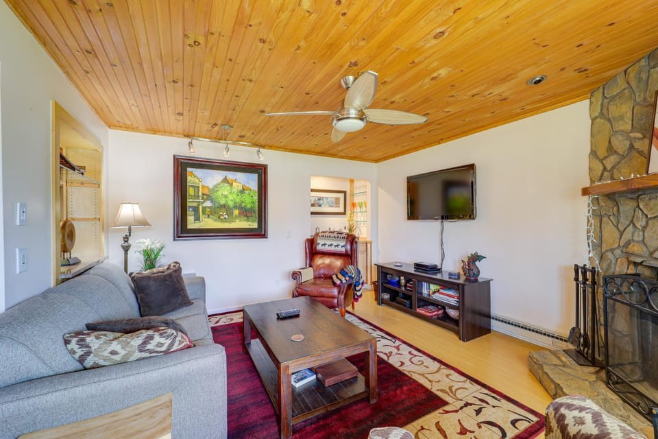 All-Season Retreat w/ Deck in Beech Mountain! House in Beech Mountain