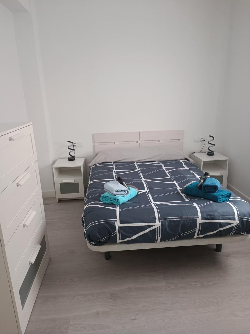 Bed, Bedroom, towels