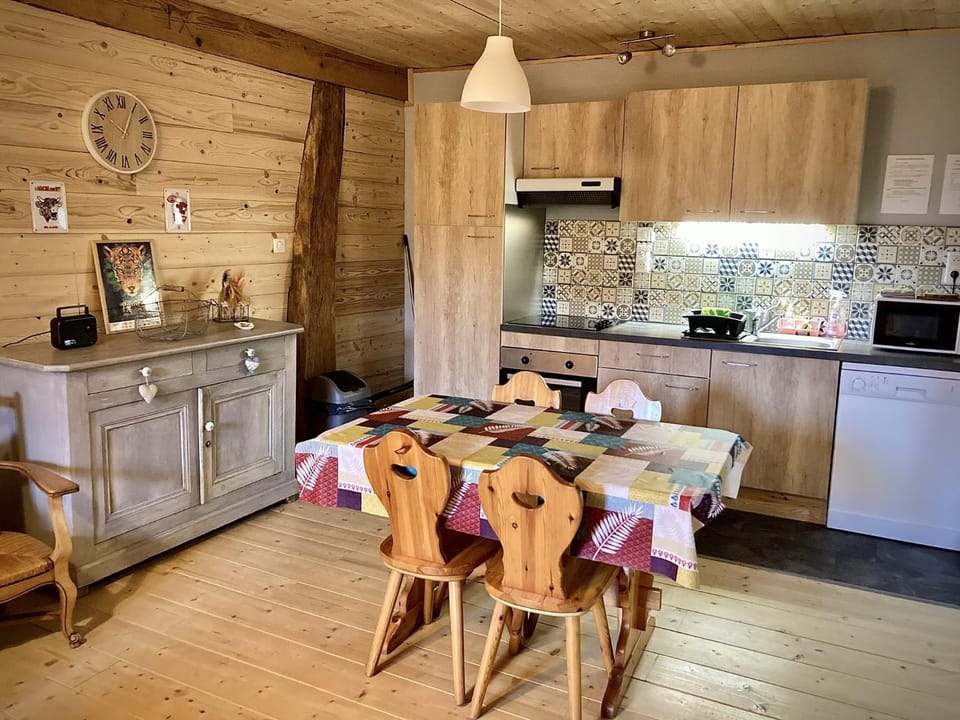 Property building, Kitchen or kitchenette, Living room