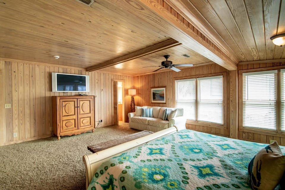 4 Bedroom Retreat with Game Room and Creek Access House in Pawleys Island