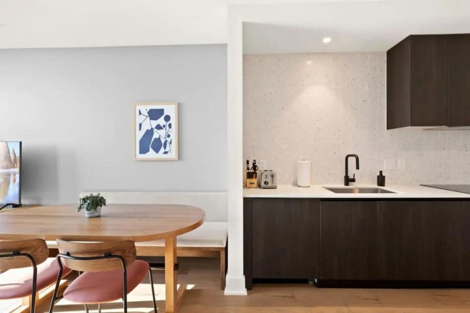 Kitchen or kitchenette, Dining area