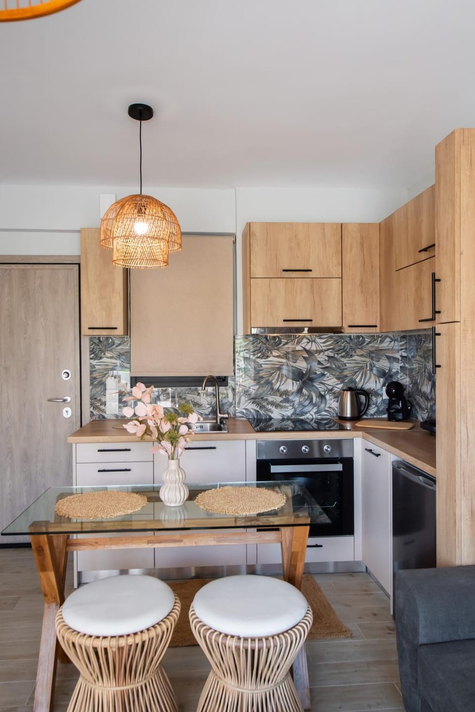 Kitchen or kitchenette, Dining area, minibar, stove