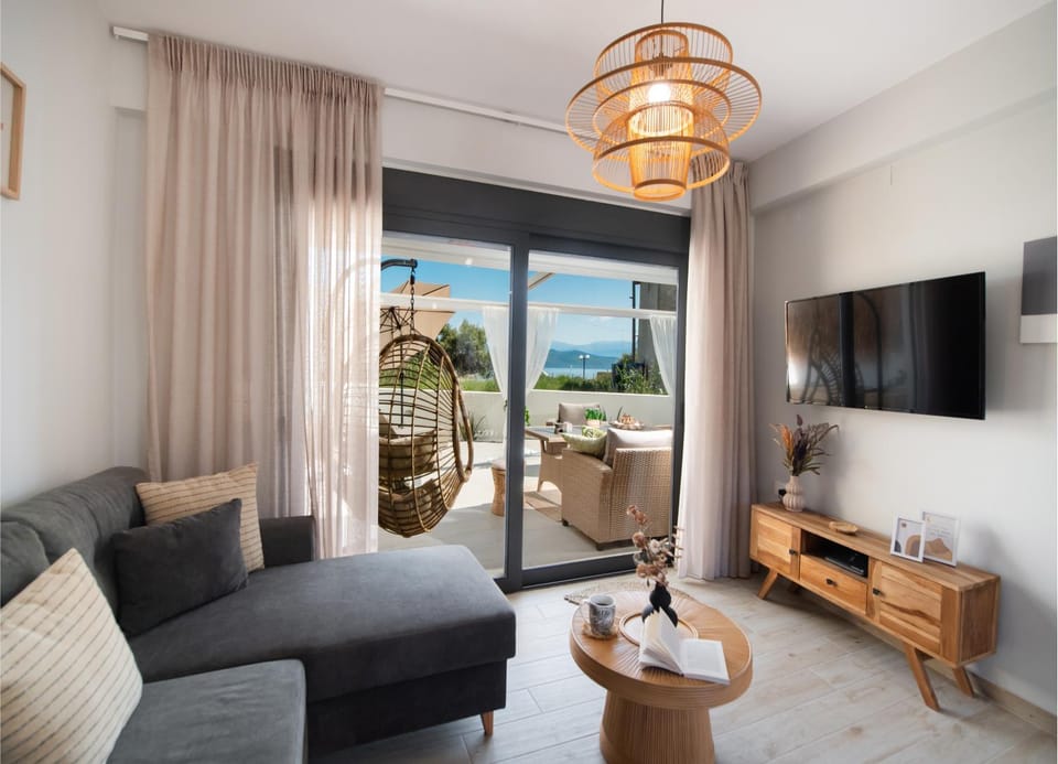 TV and multimedia, Balcony/Terrace, Living room, Seating area, Sea view, Location