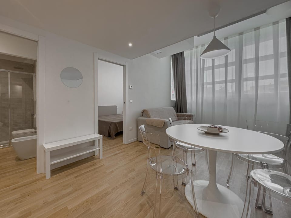 Toilet, Bed, Bathroom, Living room, Photo of the whole room, Seating area, Dining area, Bedroom