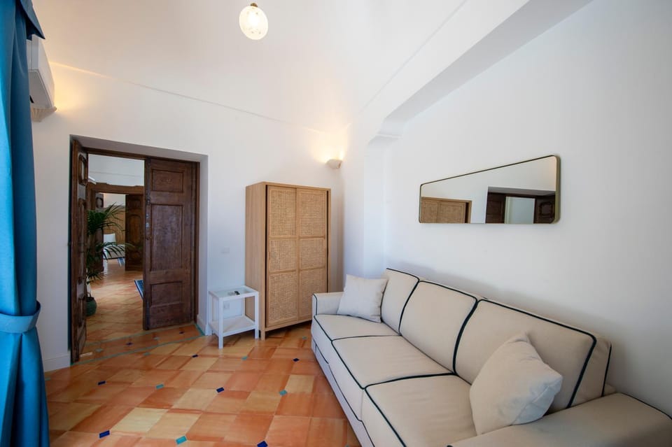 Seating area, Bedroom, wardrobe