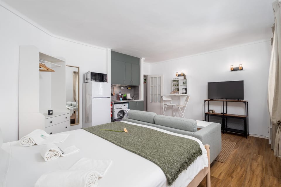 Communal lounge/ TV room, Bed, towels