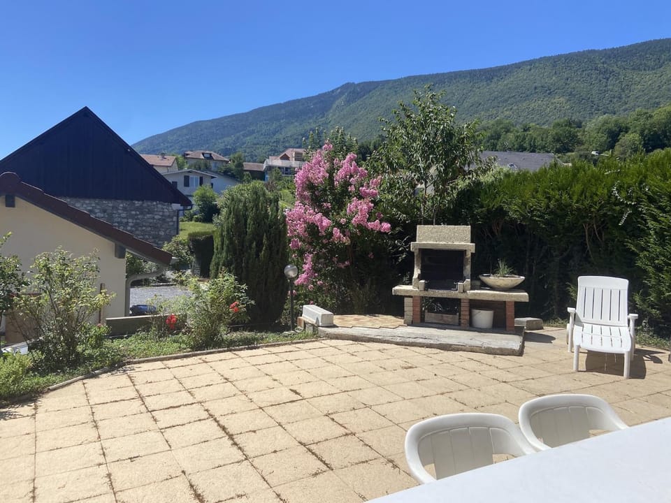 Saint-Jorioz Maison , vue montagnes, jardin clos , 8pers House in Haute-Savoie