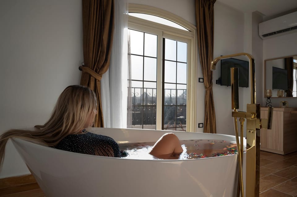Bed, TV and multimedia, Living room, Seating area, Bedroom, Landmark view