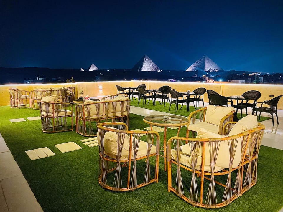 Restaurant/places to eat, Night, Seating area, Breakfast