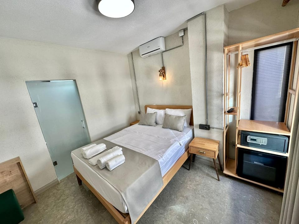 Bed, TV and multimedia, Photo of the whole room, Bedroom, towels, wardrobe, air conditioner