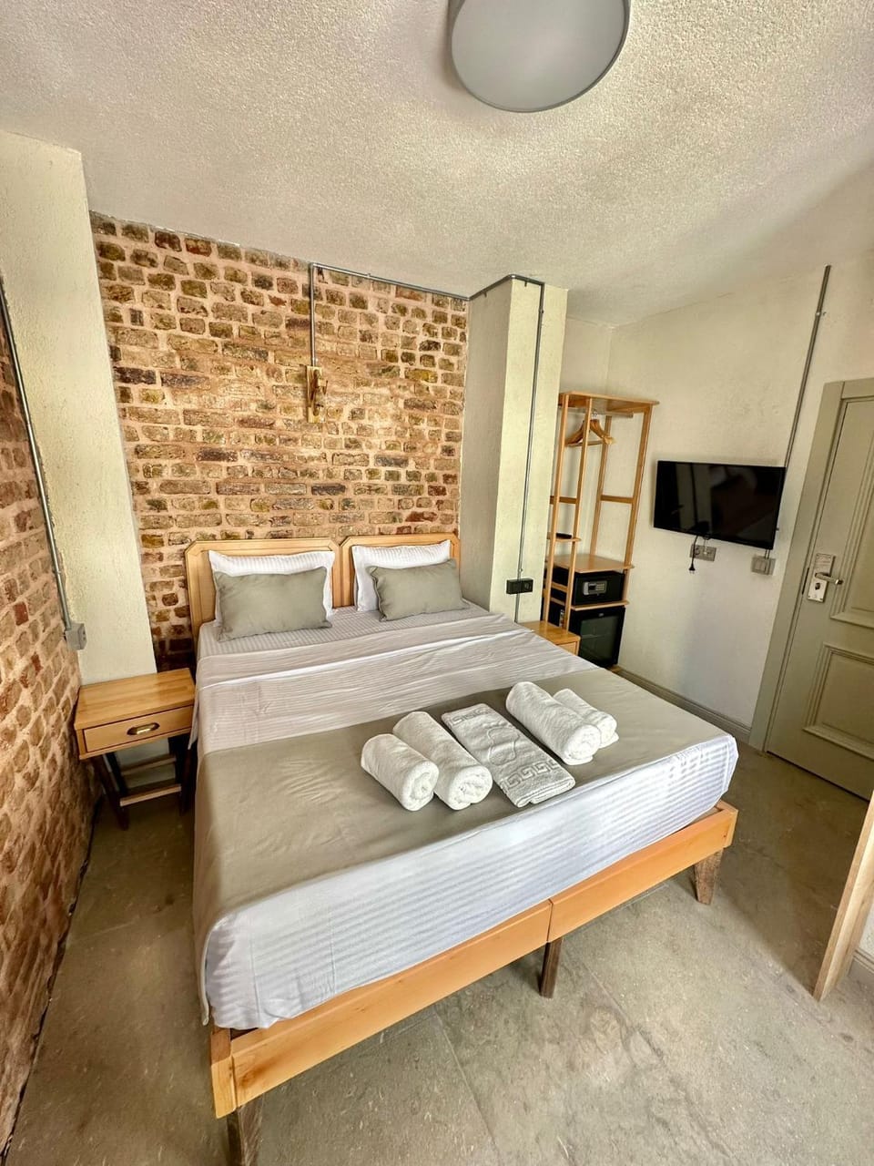 Bed, TV and multimedia, Kitchen or kitchenette, Photo of the whole room, Bedroom, oven, towels, wardrobe