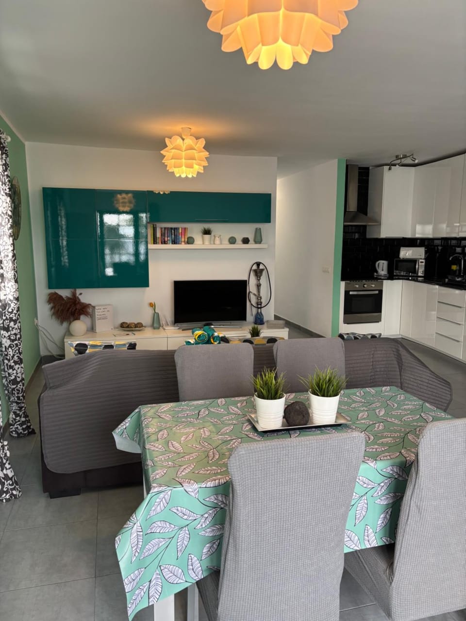 TV and multimedia, Kitchen or kitchenette, Living room, Seating area, Dining area, oven