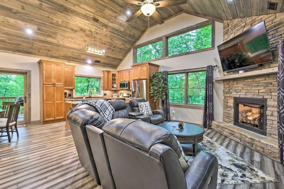 Sprawling Blowing Rock Escape with Theater and Hot Tub House in Watauga