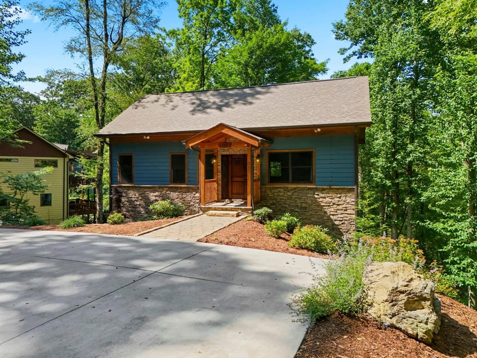 Sprawling Blowing Rock Escape with Theater and Hot Tub House in Watauga