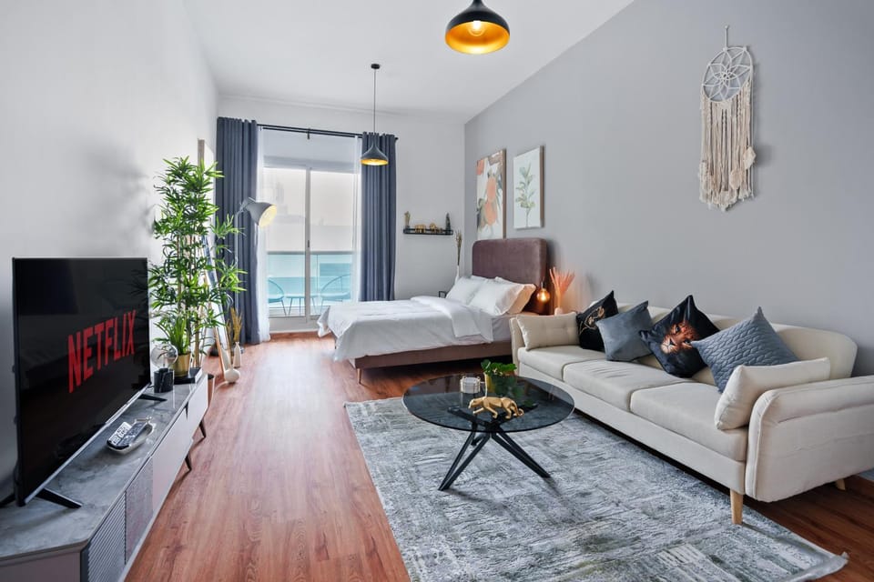 Bed, TV and multimedia, Seating area, Bedroom