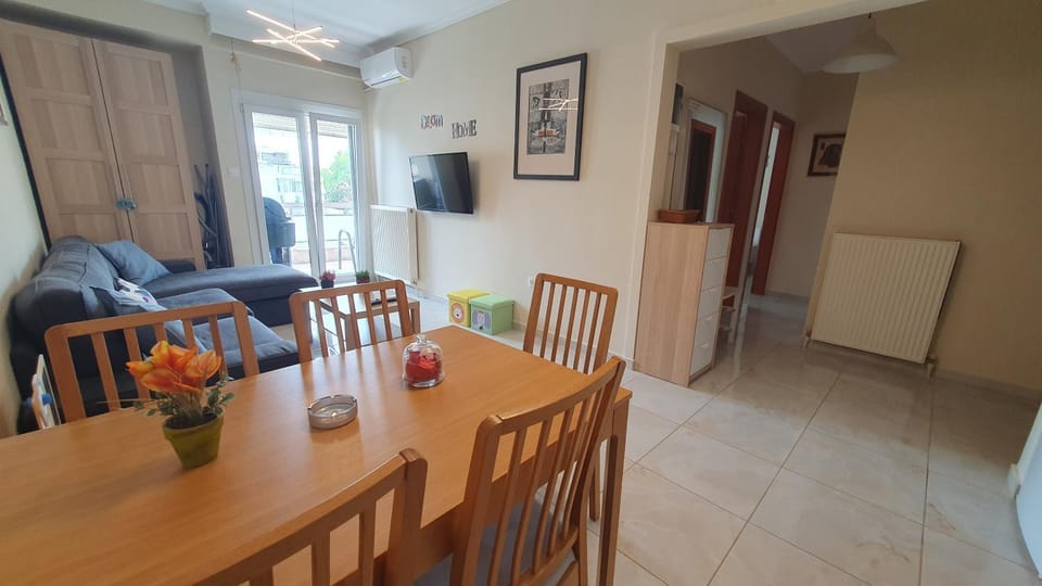 TV and multimedia, Living room, Dining area, furniture, internet, air conditioner