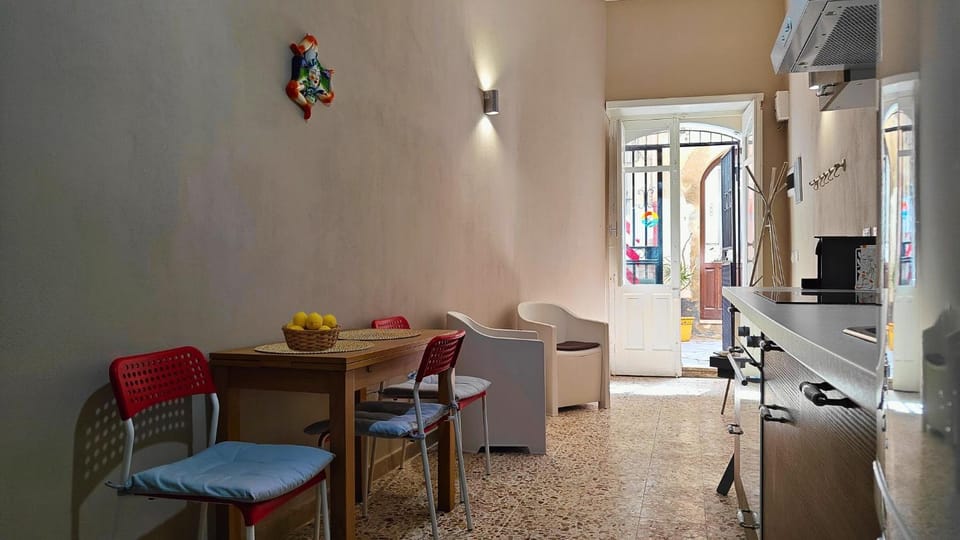 TV and multimedia, Kitchen or kitchenette, Living room, Seating area, Dining area
