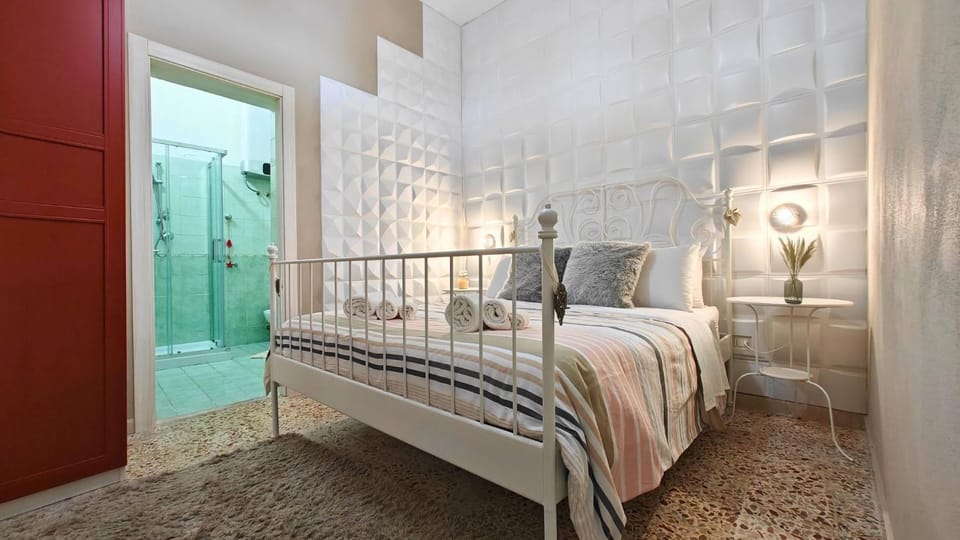 Bed, Bathroom, Photo of the whole room, Bedroom, towels