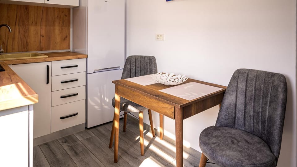 Kitchen or kitchenette, Living room, Seating area, Dining area
