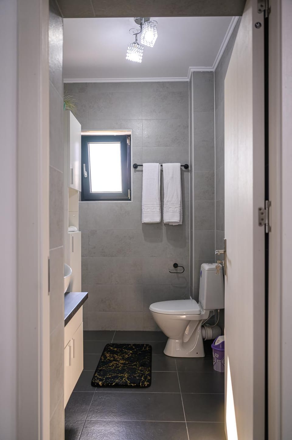 Shower, Toilet, Bathroom, bidet, towels
