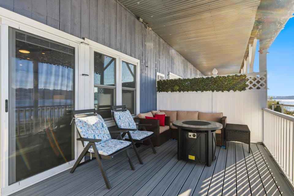 View (from property/room), Balcony/Terrace, Seating area, River view