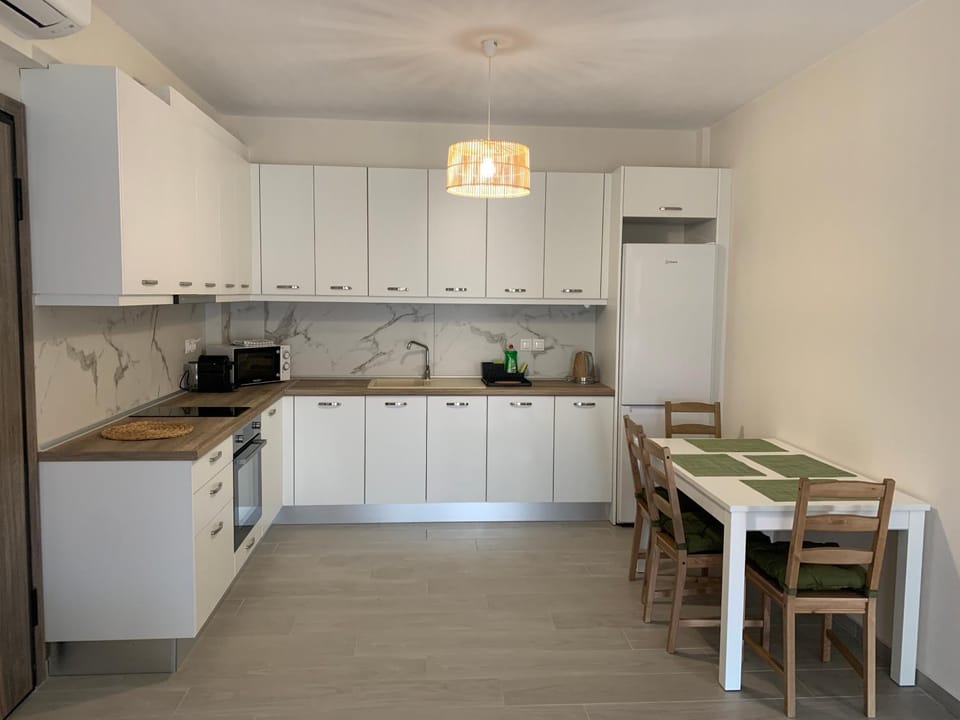 Kitchen or kitchenette, Dining area, oven, stove