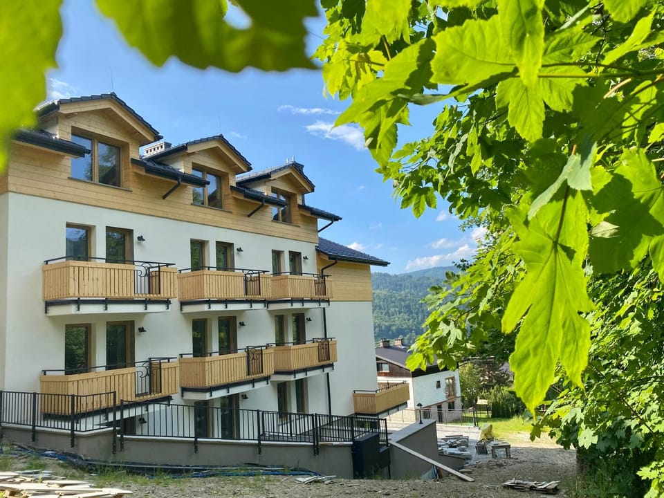 Property building, Spring, Day, Natural landscape, View (from property/room), View (from property/room), Balcony/Terrace, Seating area, Mountain view, towels