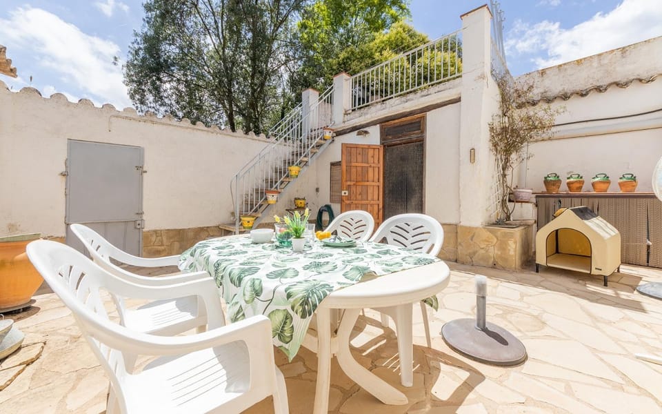 Property building, Balcony/Terrace, Living room
