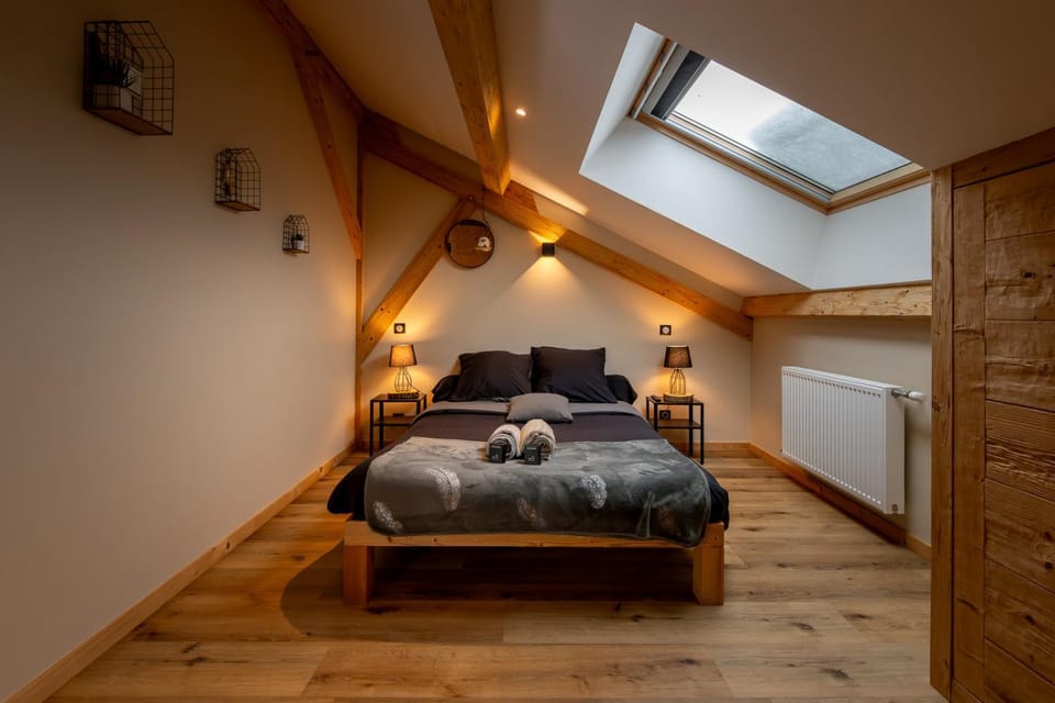 Bed, Bedroom, towels