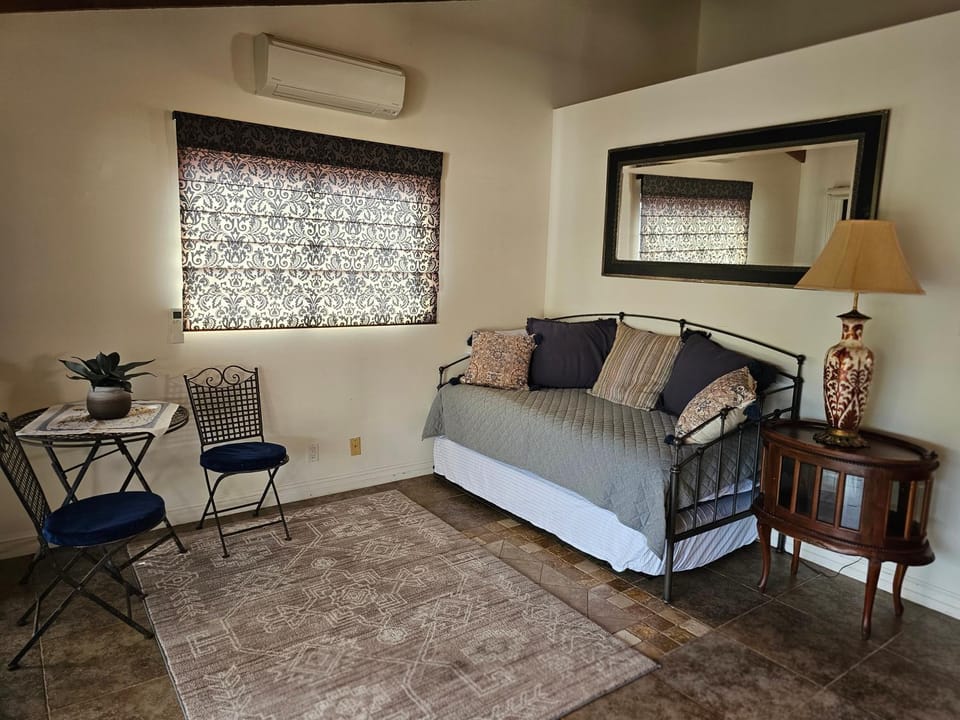 Bed, Seating area, air conditioner