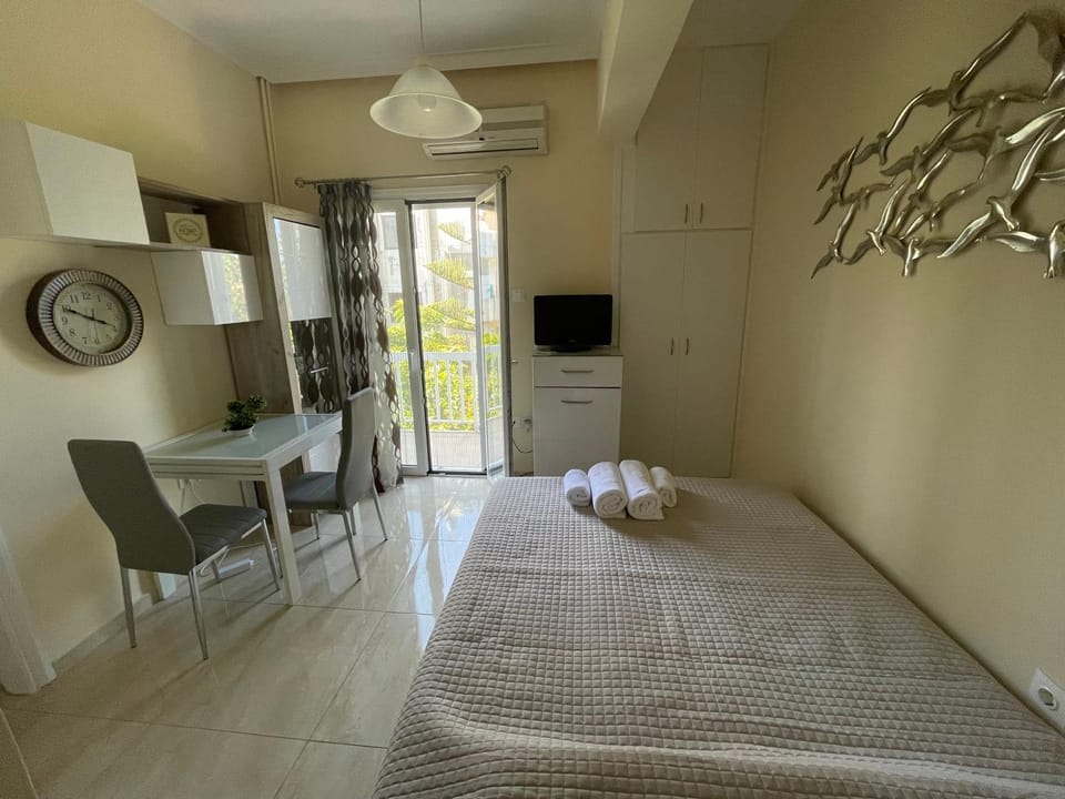 Bed, TV and multimedia, Living room, Photo of the whole room, wardrobe