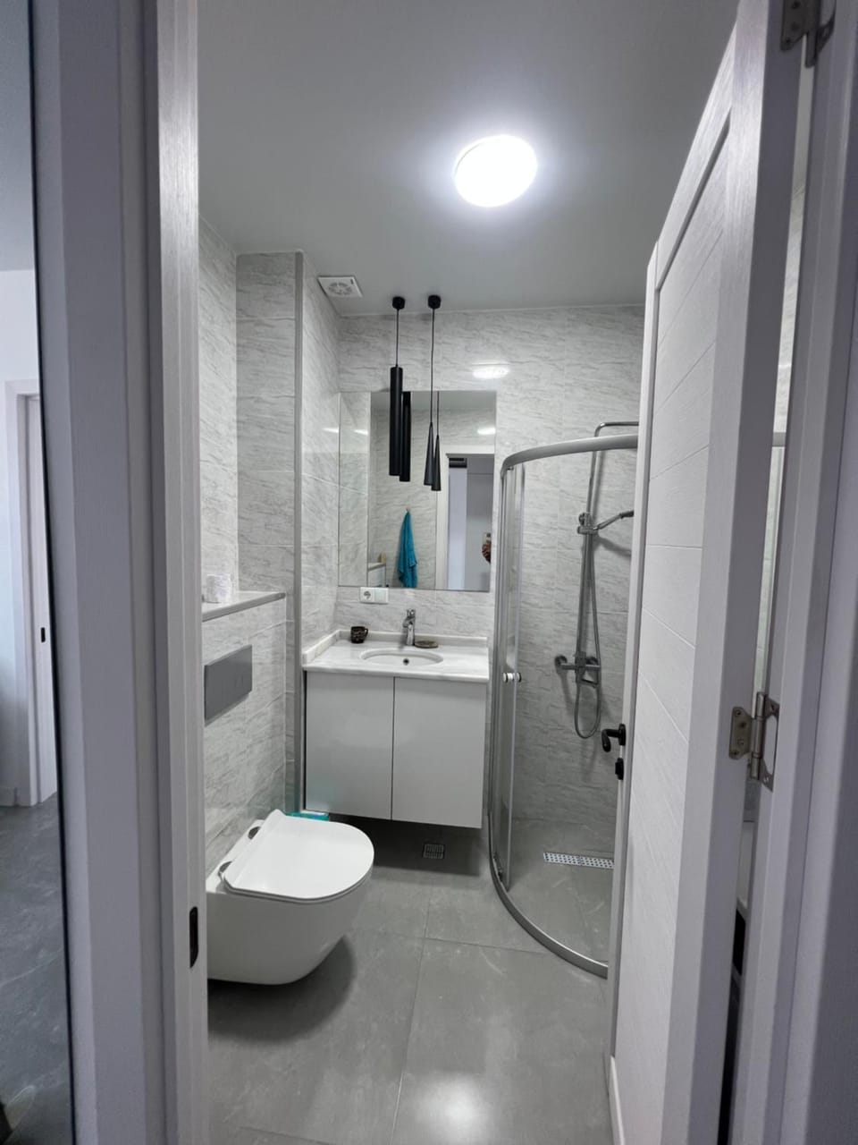 Shower, Toilet